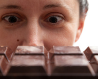 Por que tanta gente vicia em chocolate? Especialista indica opção saudável