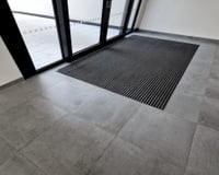 Tapete na entrada de casa é coisa do passado: veja a tendência entre os arquitetos