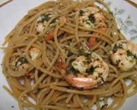 Camarão no linguine com limão e pimenta