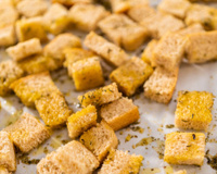Crouton de azeite caseiro e fácil de apenas 3 ingredientes vai revolucionar as suas saladas e sopas: você nunca mais vai comprar pronto!