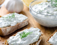 Todo final de semana faço esse patê de alho com ricota e virou o recheio perfeito para os petiscos