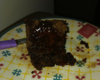 Bolo de chocolate de microondas com calda de falso brigadeiro