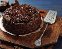 Bolo piscina de brigadeiro é de comer rezando: massa fofinha, úmida e chocolatuda + cobertura cremosa