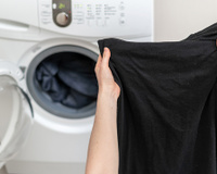 10 dicas para lavar roupas pretas do jeito certo e evitar que as peças escuras desbotem