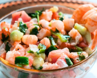 Salada de camarão refrescante e muito fácil de fazer para adicionar essa proteína ao cardápio com saúde e sabor!