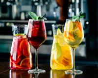 Quem disse que vinho só no inverno? Eu te provo que dá para fazer drinks refrescantes com vinho com essas receitas deliciosas!