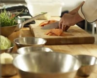 Salmão com alcaparras e creme de maracujá