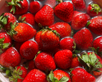 Todo mundo pula essa etapa, mas o TudoGostoso recomenda deixar as frutas vermelhas de molho no vinagre