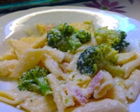 Macarrão ao molho branco e brócolis