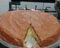 Bolo com cobertura de goiabada