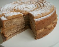 Bolo de canela com recheio e cobertura de doce de leite