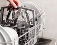 Você deve colocar a faca na máquina de lavar louça com a lâmina para baixo ou para cima? Poucas pessoas sabem qual é a maneira correta