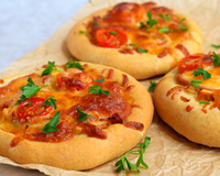 Lanche rápido e simples: basta misturar no liquidificador e colocar no forno para assar