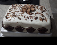 Bolo de chocolate com cobertura de marshmallow