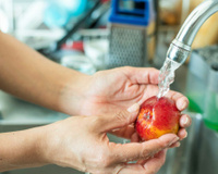 Só lavar a maçã com água é suficiente? TudoGostoso explica como lavar a fruta para remover resíduos de pesticidas