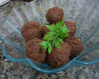 Bolinho de carne moída com hortelã