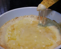 Dip de grão de bico com queijo