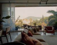 Duda Beat, cantora e compositora pernambucana, vive em um apartamento de 291 m² em um edifício modernista no Rio de Janeiro, com vista para o Cristo Redentor e um estúdio musical