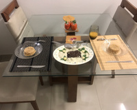 Filé mignon ao molho gorgonzola e tomates recheados