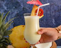Melhor que o drink original! Aprenda a fazer um smoothie de piña colada cremoso, fácil e muito refrescante para o Carnaval