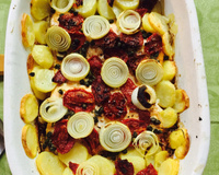 Salmão com tomate seco e alcaparras