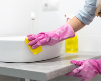 Nada de água sanitária: existe um outro produto muito mais fácil de ser utilizado na limpeza do banheiro e o resultado é ainda melhor