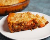 Escondidinho de carne-seca com purê de mandioca cremoso é prato principal perfeito para o Dia das Mães