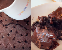 Esse bolo de chocolate quente molhadinho é para comer assim que sai do forno: eu nem tiro da forma, acaba rapidinho