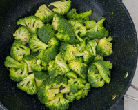 O passo simples que você sempre deve fazer com o brócolis antes de cozinhar, mas a maioria das pessoas não sabe