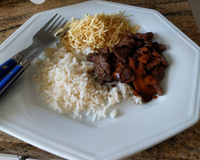 Tiras de alcatra com molho barbecue