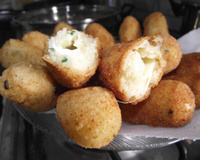 Bolinho de aipim com recheio de carne moída