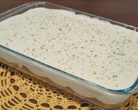 Pavê de limão na travessa com biscoito, creme e raspas da fruta