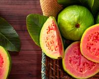 Todo homem deveria comer goiaba com frequência: fruta tem benefício IMPORTANTE pro público masculino
