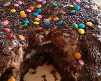 Bolo de chocolate com recheio de beijinho e pêssego