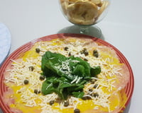 Carpaccio de salmão com queijo e rúcula 