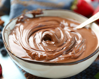 Nunca mais fiz brigadeiro para rechear bolos depois que aprendi essa receita de 2 ingredientes sem forno e muito mais cremosa!