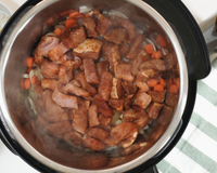 Jantar rápido e sem bagunça: panela de pressão elétrica Midea 6L com 48% OFF