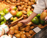 2 frutas que uma nutricionista escolhe para sua lista de compras e a segunda reduz o inchaço