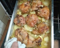 Coxa de frango assada com batatas