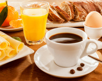 Nem torrada nem leite: sou cardiologista e esses são os 4 alimentos perfeitos para o café da manhã no Brasil