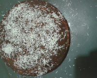 Bolo branco com cobertura de brigadeiro e chocolate branco