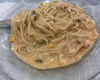 Macarrão cremoso com cogumelos e queijo cremoso