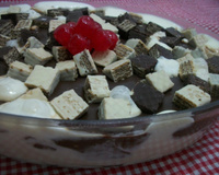 Sobremesa de sorvete com chocolate