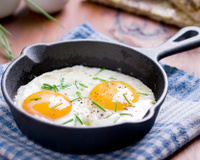 Chega de gemas muito cozidas e claras cruas: chef revela técnica para cozinhar um ovo frito com perfeição