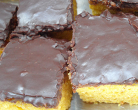 Bolo de cenoura com cobertura de chocolate açucarada: receita simples