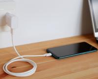 O preço na conta de luz ao deixar o carregador de telefone conectado sem o dispositivo é surpreendente