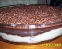 Bolo com recheio de chocolate branco