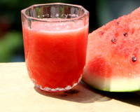 O que acontece com o corpo ao tomar suco de melancia regularmente?