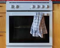 Por que não é uma boa ideia pendurar um pano de prato na porta do forno?