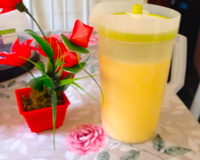 Suco de milho verde servido em jarra em cima da mesa